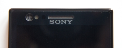 Sony Xperia P — отверстие слухового динамика