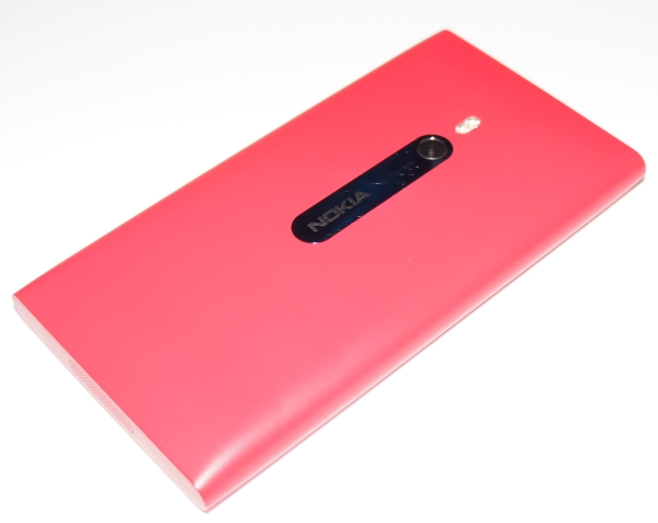 Nokia Lumia 800, задняя панель