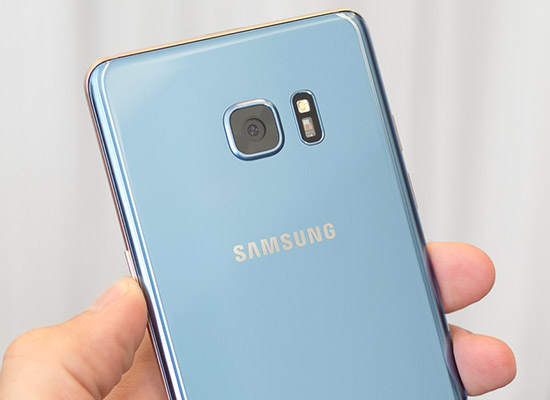 Смартфон Samsung Galaxy Note7, объектив основной камеры.