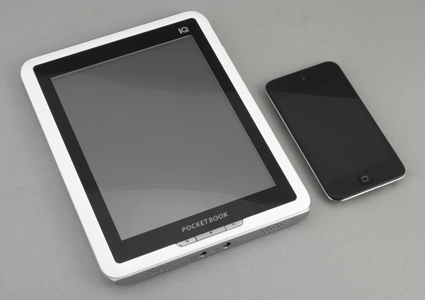 Pocketbook IQ 701, сравнение габаритов с iPod Touch 