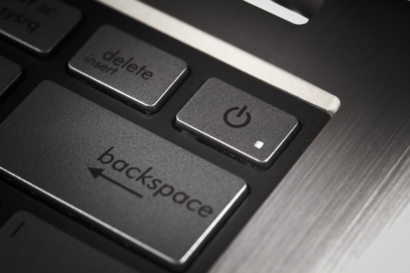 Бэкспейс на клавиатуре что это значит. Backspace на клавиатуре. Клавиатура кнопки. Кнопка выключения на ноутбуке. Кнопка бэкспейс на клавиатуре.