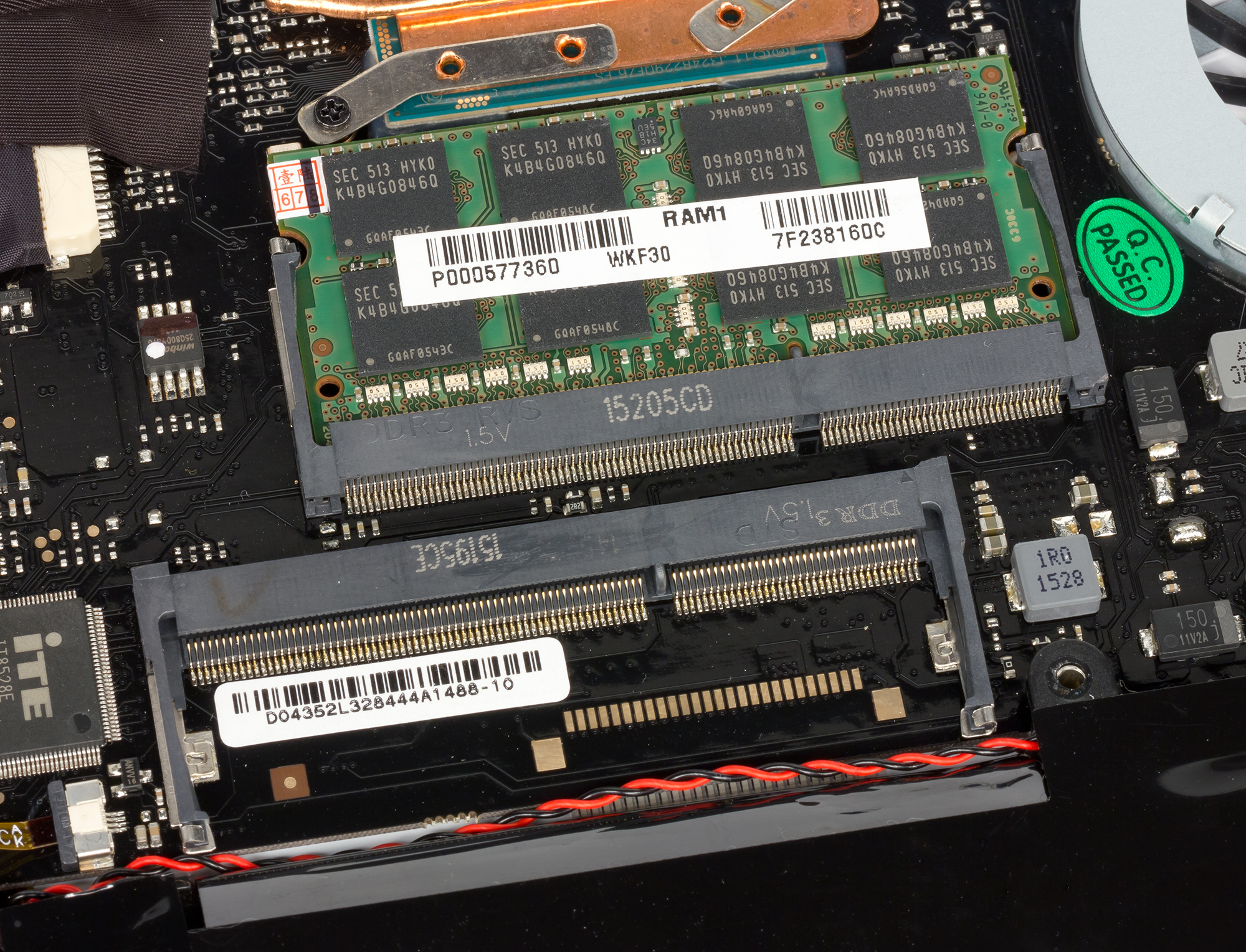 3 слота оперативной памяти. Слот DIMM ddr3. Слот ddr4. Ноутбук слот для оперативной памяти ддр3. Слот для оперативной памяти ddr3.