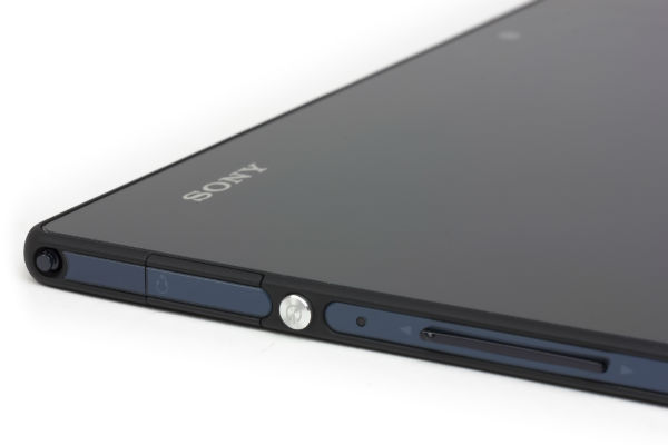 Левая грань планшета Sony Xperia Tablet Z