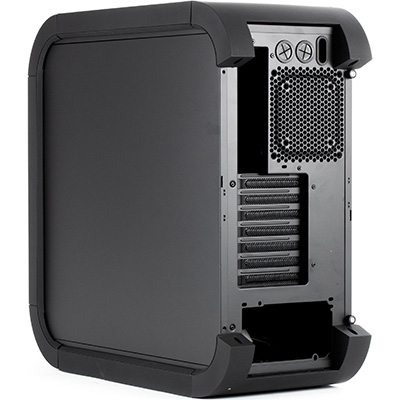Вид три четверти с задней стороны корпуса Bitfenix Survivor