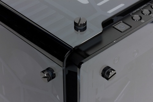 Элементы конструкции: внешний угол корпуса Corsair Crystal Series 570X RGB