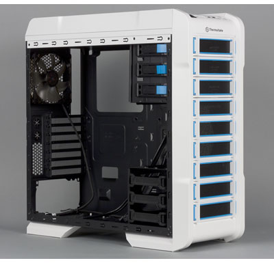 Корпус Thermaltake Chaser A31 Snow Edition, вид на шасси слева