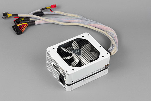 Внешний вид блока питания Thermaltake Toughpower Grand 700W (TPG-700M)