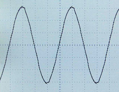 осциллограмма, показывающая форму выходного сигнала ИБП PCM SRT-2000A при работе на нагрузку 900 Вт