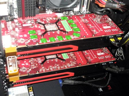 Фото дня: две 3D-карты AMD Radeon HD 7900 (Tahiti)