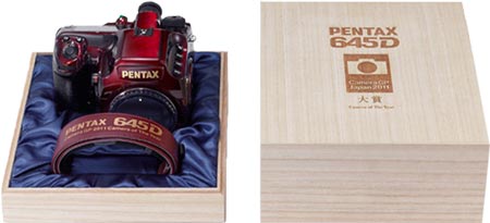 PENTAX отмечает получение награды Grand Prix Japan 2011 «Camera of the Year» выпуском ограниченной партии камер 645D