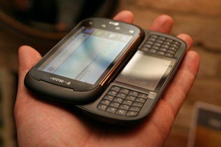 LG оснастила смартфон под управлением Android двумя сенсорными дисплеями и клавиатурой QWERTY