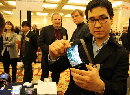 В будущем году Samsung начнет серийный выпуск гибких дисплеев AMOLED