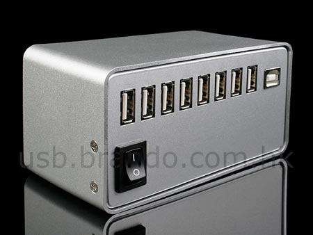 16-портовый концентратор USB оснащен встроенным блоком питания
