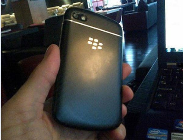 У RIM BlackBerry N есть камера на тыльной стороне