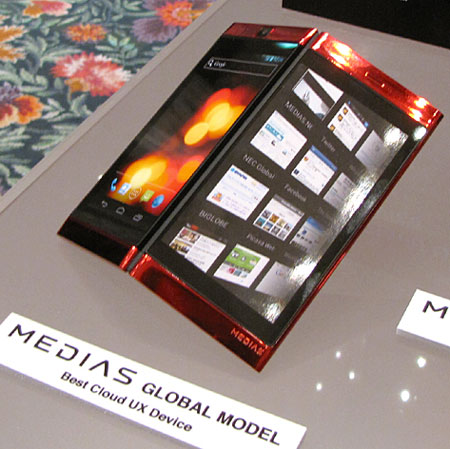 NEC показала смартфоны, которые будут представлены на Mobile World Congress, включая модель с двумя экранами