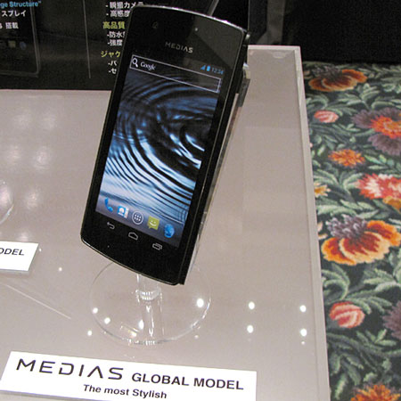 NEC показала смартфоны, которые будут представлены на Mobile World Congress, включая модель с двумя экранами