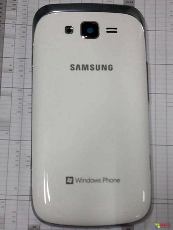 Фото дня: белый смартфон Samsung SGH-i667 Mandel с Windows Phone и поддержкой LTE 
