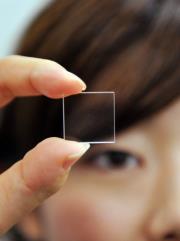 В Hitachi научились записывать информацию в кусочках кварцевого стекла