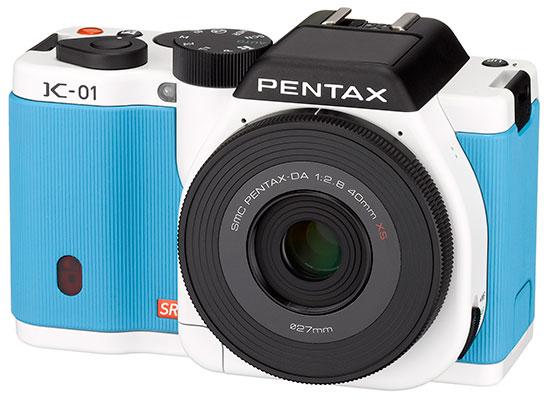 Датой начала продаж камеры Pentax K-01 в бело-синем оформлении названо 25 июля 2013 года