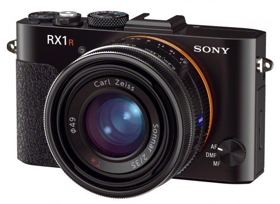 В камере Sony DSC-RX1R используется полнокадровый датчик изображения и объектив Carl Zeiss с фокусным расстоянием 37 мм