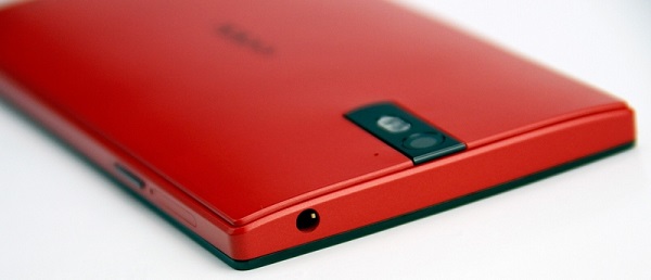 Смартфон Oppo Find 5 в красном цветовом оформлении