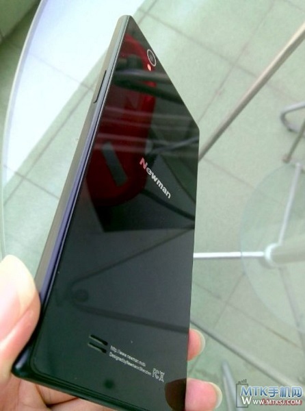 Толщина корпуса смартфона Newman K18, напоминающего Sony Xperia Z, составляет 6,17 мм