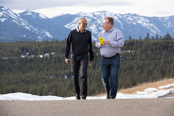 Стивен Элоп (на снимке - справа) продолжит работу в качестве исполнительного вице-президента Microsoft Devices Group