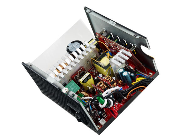 Блок питания Cooler Master V750 Semi-Modular оснащен комбинированной кабельной системой