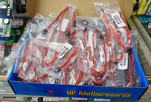 Supermicro A1SA7-2750F, множество кабелей SATA в комплекте поставки