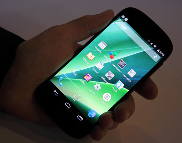 Фото с MWC 2014: смартфон YotaPhone второго поколения с двумя экранами