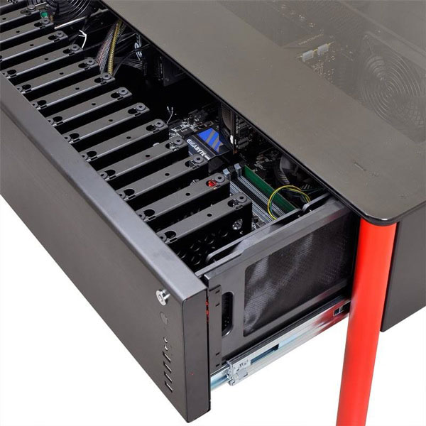В корпусе Lian Li DK01 достаточно места для системной платы типоразмера ATX, EATX, XL-ATX и даже HPTX (345 х 381 мм)
