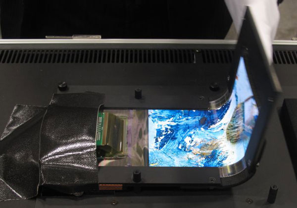 Радиус изгиба дисплея OLED «книжкой» составляет 2 мм, «гармошкой» — 4 мм