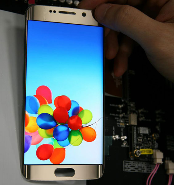 По цветовому охвату дисплей Samsung Flexible AMOLED превосходит все существующие дисплеи мобильных устройств