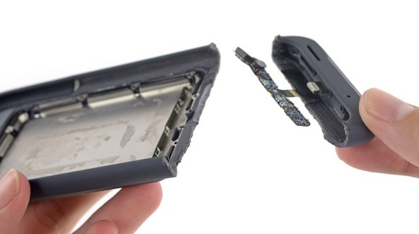 Чехол Apple Smart Battery Case получит два балла у iFixit