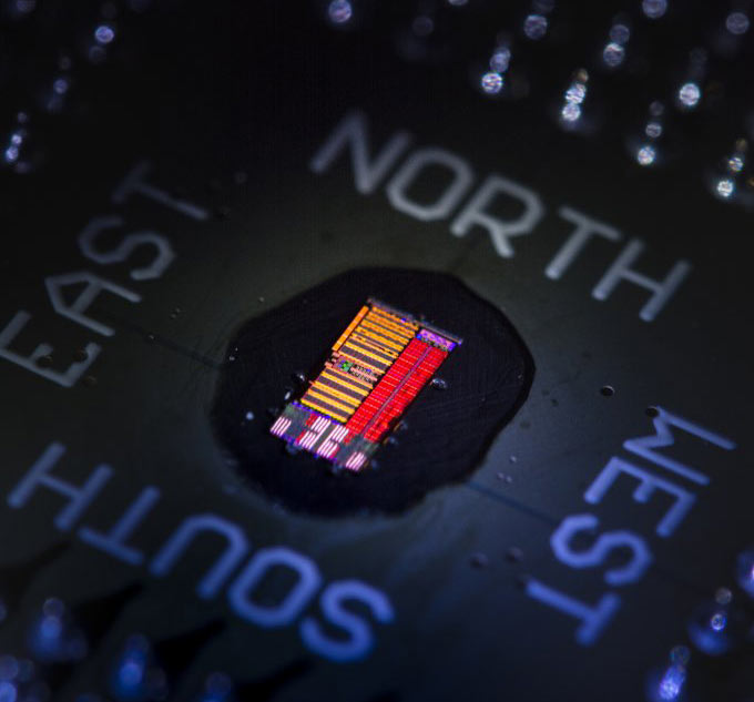 В микропроцессоре интегрировано более 70 млн транзисторов и 850 фотонных компонентов