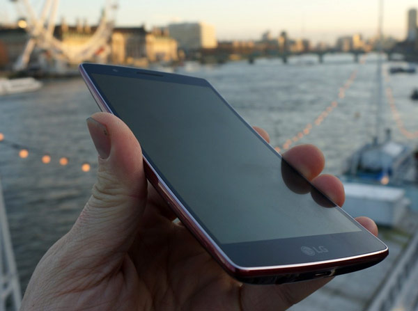 LG G Flex 2 — первый смартфон на однокристальной системе Snapdragon 810