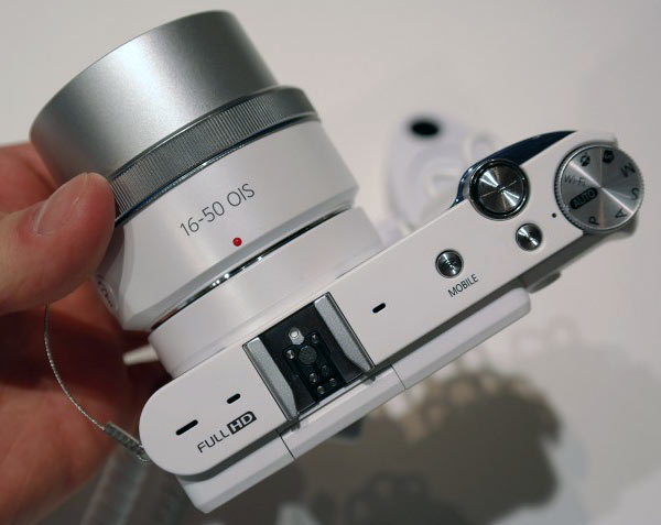 В камере Samsung NX3300 используется датчик изображения типа CMOS формата APS-C