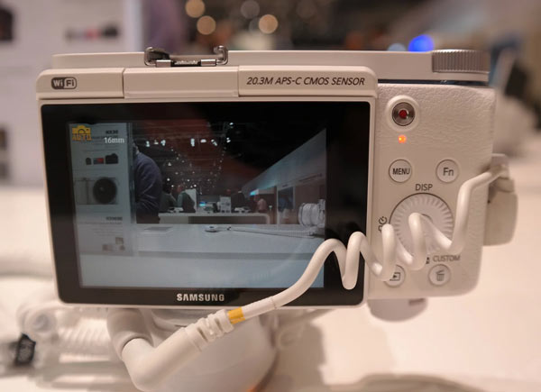 Камера Samsung NX3300 поддерживает Wi-Fi и NFC