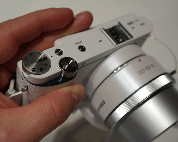 Камера Samsung NX3300 оснащена откидным трехдюймовым дисплеем
