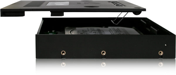 Icy Dock EZConvert Lite MB882SP-1S-3B обеспечивает хорошую вентиляцию накопителя
