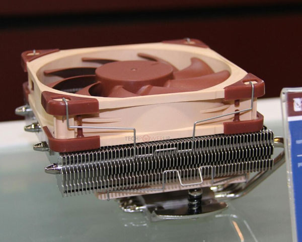 Конструкция низкопрофильного охладителя Noctua включает алюминиевый радиатор и четыре тепловые трубки