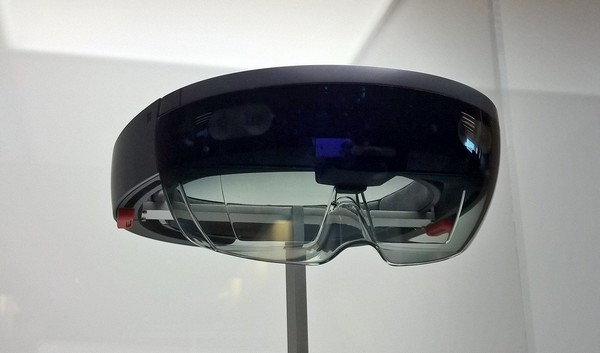 Samsung Microsoft HoloLens