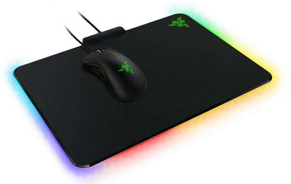 Игровой коврик Razer Firefly наделен настраиваемой подсветкой Chroma, которая способна отобразить 16,8 млн оттенков цвета