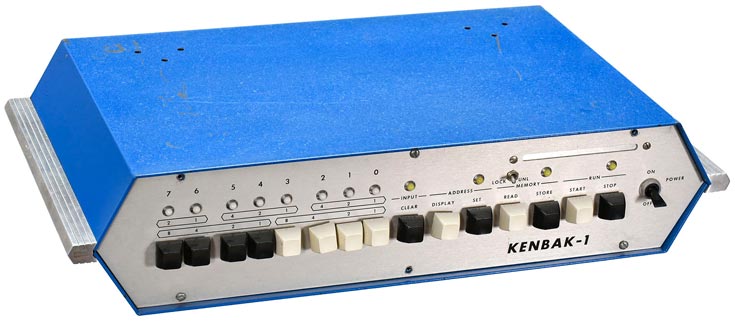 Компьютер Kenbak-1 был разработан до появления микропроцессоров