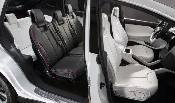 Третий ряд сидений в Model X вмещает двух взрослых пассажиров