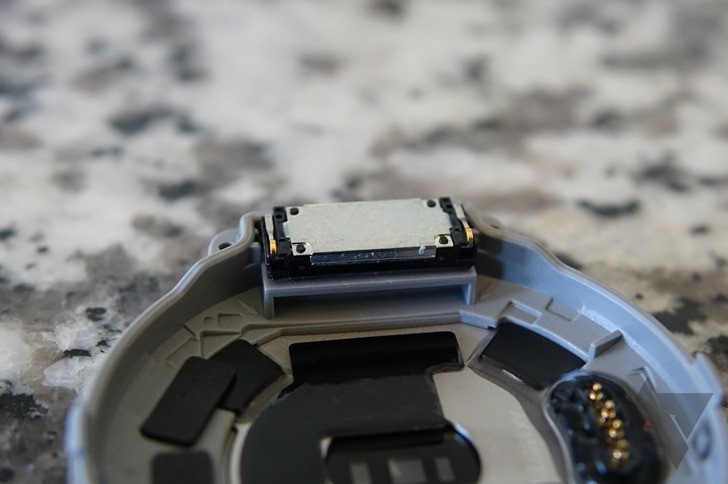 Внутри часов Huawei Watch обнаружили динамик