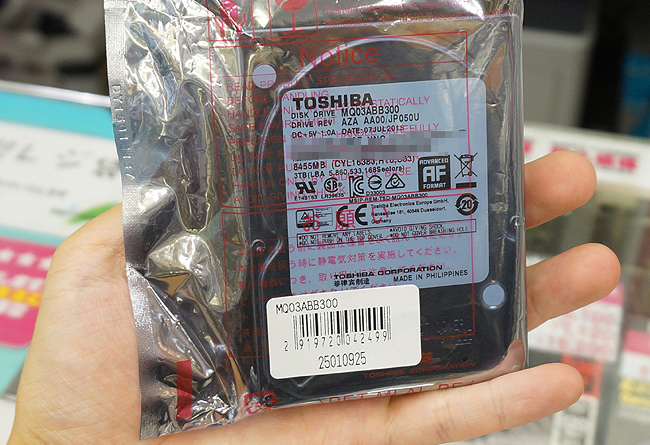 толщина Toshiba MQ03ABB300 составляет целых 15 мм