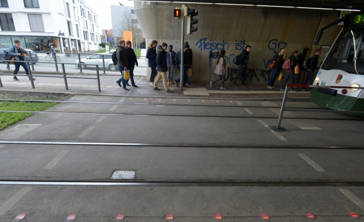 В Аугсбурге вмонтировали светофоры в асфальт