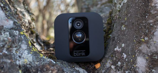 Защищенная беспроводная камера наружного наблюдения Blink XT работает от двух аккумуляторов АА до двух лет
