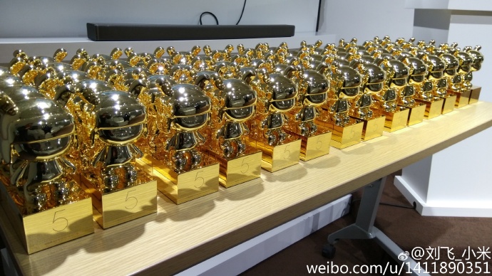 Xiaomi наградила работников с пятилетним стажем 24-каратными кроликами